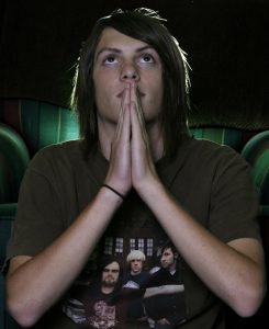praying-in-theatre